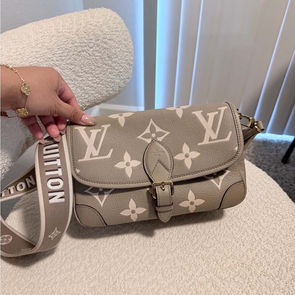 Louis Vuitton Beige Monogram Shoulder Bag - Picture 5 of 8